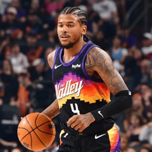 世界杯官网-队记：杰伦-格林中场时返回赛场尝试热身，随后又返回更衣室